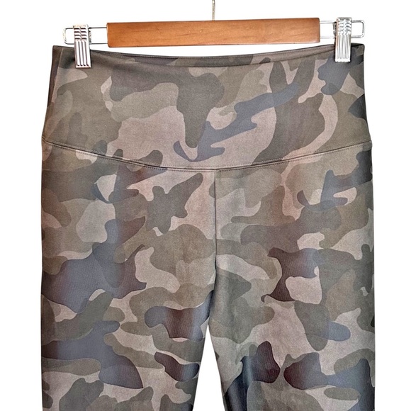 WHBM Camo Runway Leggings Women’s SZ 6 in Green Camouflage Print - Picture 3 of 7
